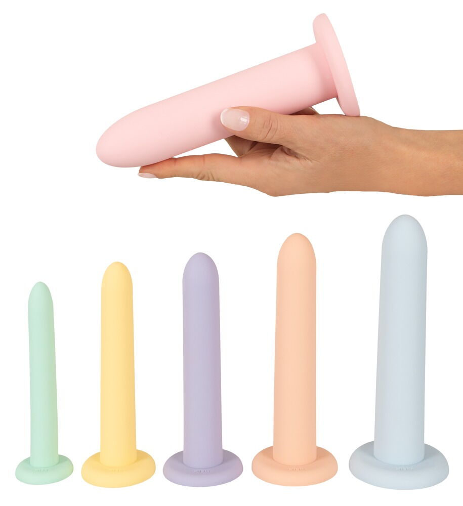 Dildoer i ulike størrelser og pastellfarger, vist med hånd som holder den største – illustrasjon av valg av riktig størrelse