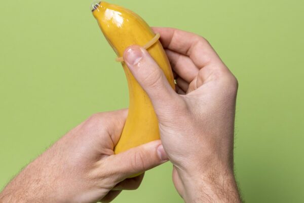 Symbolsk bilde av en banan med kondom – illustrerer trygg bruk av dildo med god hygiene