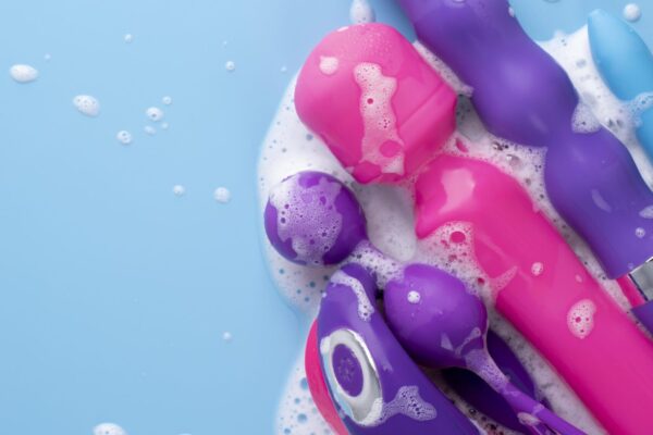 Sexleketøy med såpeskum - illustrerer riktig vask av dildoen din.