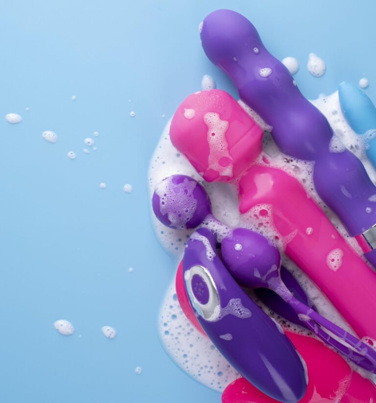 Sexleketøy med såpeskum - illustrerer riktig vask av dildoen din.