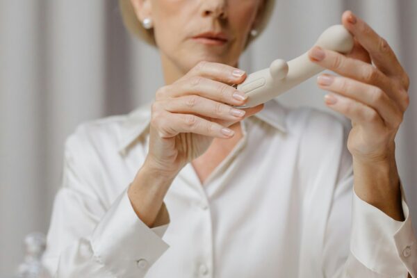 Hvordan velge riktig G-punkt-vibrator Kvinne undersøker en G-punkt-vibrator, klar for å utforske og finne riktig produkt for seg selv.