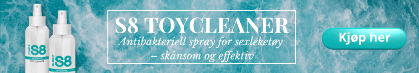 Banner med S8 Toycleaner – en antibakteriell rengjøringsspray for sexleketøy. Viser to flasker mot blå vannbakgrunn med teksten "S8 Toycleaner – leketøyrens" og knapp med "Kjøp her".