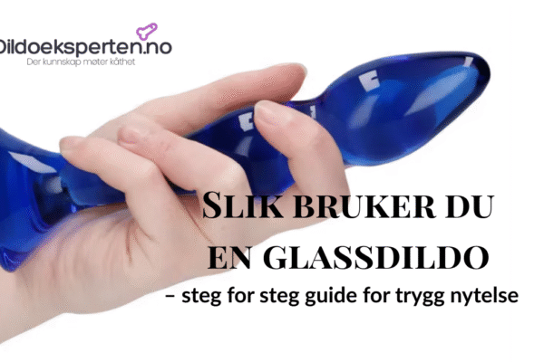 Slik bruker du en glassdildo – steg for steg Glassdildo med strukturert overflate, presentert på lys bakgrunn.