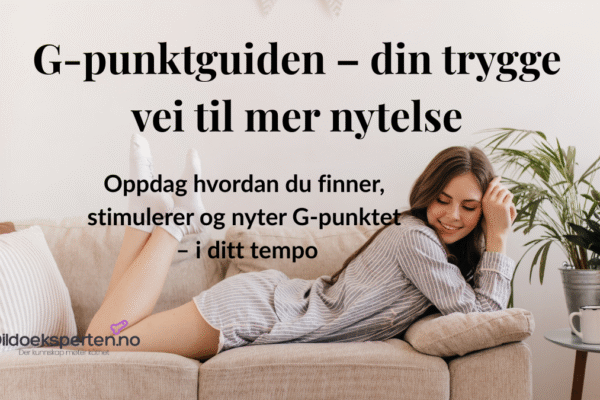 G-punktguiden: Alt du trenger å vite om G-punkt og G-punkt dildoer Kvinne i pysjamas ligger komfortabelt på sofaen og smiler for seg selv – en visuell metafor for trygghet, velvære og utforskning i eget tempo, slik G-punktguiden oppmuntrer til.