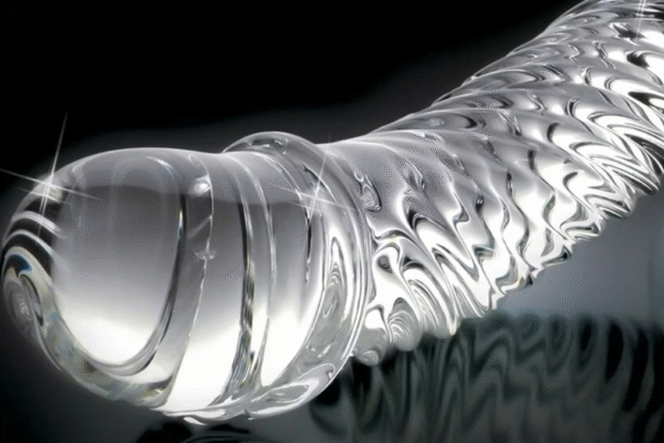 Glassdildo med strukturert overflate, elegant presentert på nøytral bakgrunn