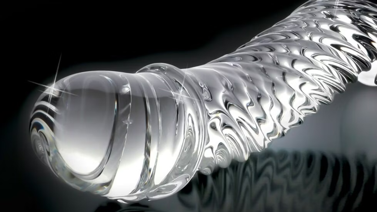 Glassdildo med strukturert overflate, elegant presentert på nøytral bakgrunn