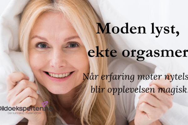Smilende moden kvinne under hvit dyne med teksten 'Moden lyst, ekte orgasmer – Når erfaring møter nytelse, blir opplevelsen magisk'. Illustrerer trygghet og seksuell selvtillit etter 40 år.