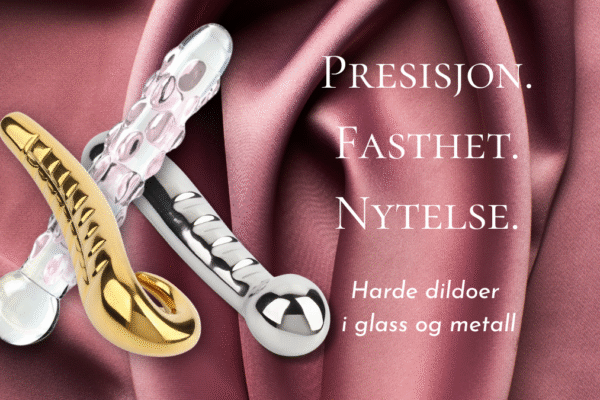 Derfor gir en hard dildo ofte sterkere orgasmer Tre dildoer i gull, glass og metall mot rosa sateng, med teksten «Presisjon. Fasthet. Nytelse.» – symboliserer luksus og intens, kontrollert stimulering.