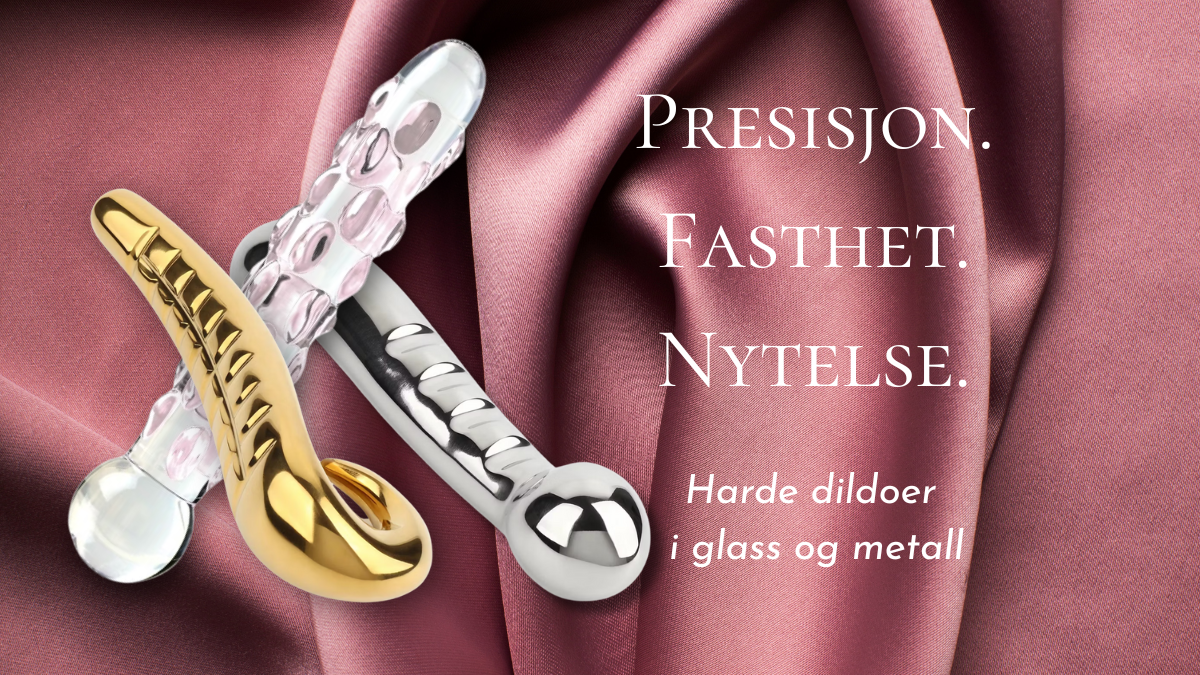 Tre dildoer i gull, glass og metall mot rosa sateng, med teksten «Presisjon. Fasthet. Nytelse.» – symboliserer luksus og intens, kontrollert stimulering.