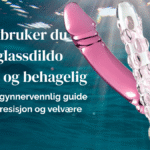 Glassdildoer med struktur og glans mot beroligende vannbakgrunn, med tekst som introduserer guide for trygg og behagelig bruk.