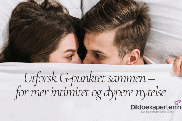 G-punkt dildo for par – slik kan dere bruke den sammen Par som ligger tett under en dyne og ser på hverandre med varme blikk, med teksten “Utforsk G-punktet sammen – for mer intimitet og dypere nytelse”.