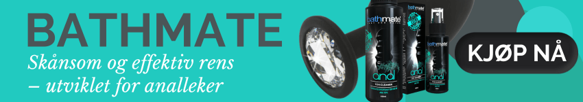 Banner for Bathmate Anal Toy Cleaner. Viser tre rengjøringsprodukter og en svart buttplugg med diamant, mot turkis bakgrunn. Tekst: 'Bathmate – Skånsom og effektiv rens utviklet for analleker' og en svart knapp med 'KJØP NÅ'.