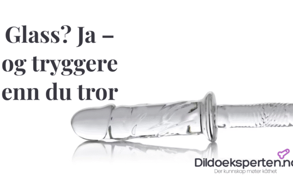 Glassdildo laget av borosilikatglass, liggende på hvit bakgrunn. Trygt og hygienisk sexleketøy med elegant design.