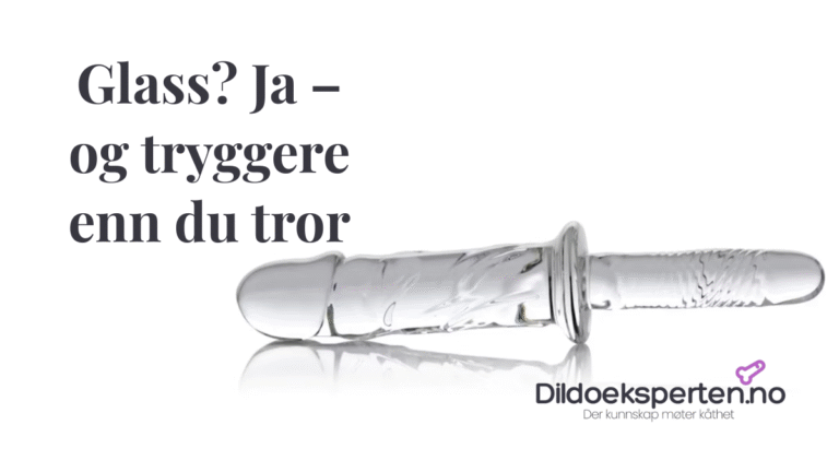 Glassdildo laget av borosilikatglass, liggende på hvit bakgrunn. Trygt og hygienisk sexleketøy med elegant design.