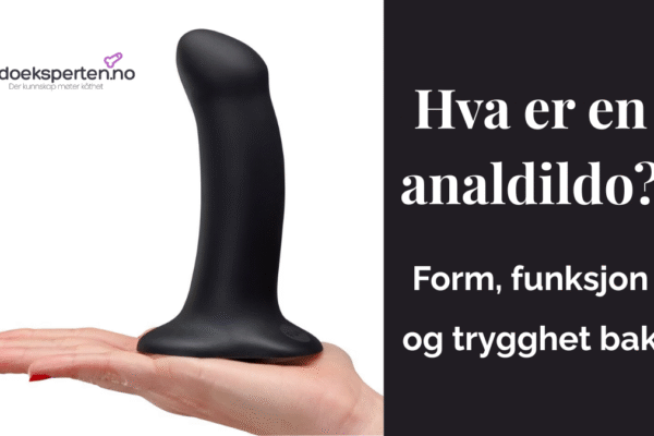 Svart analdildo med bred base, vist i en hånd mot hvit bakgrunn. Designet for trygg og anatomisk tilpasset anal bruk.