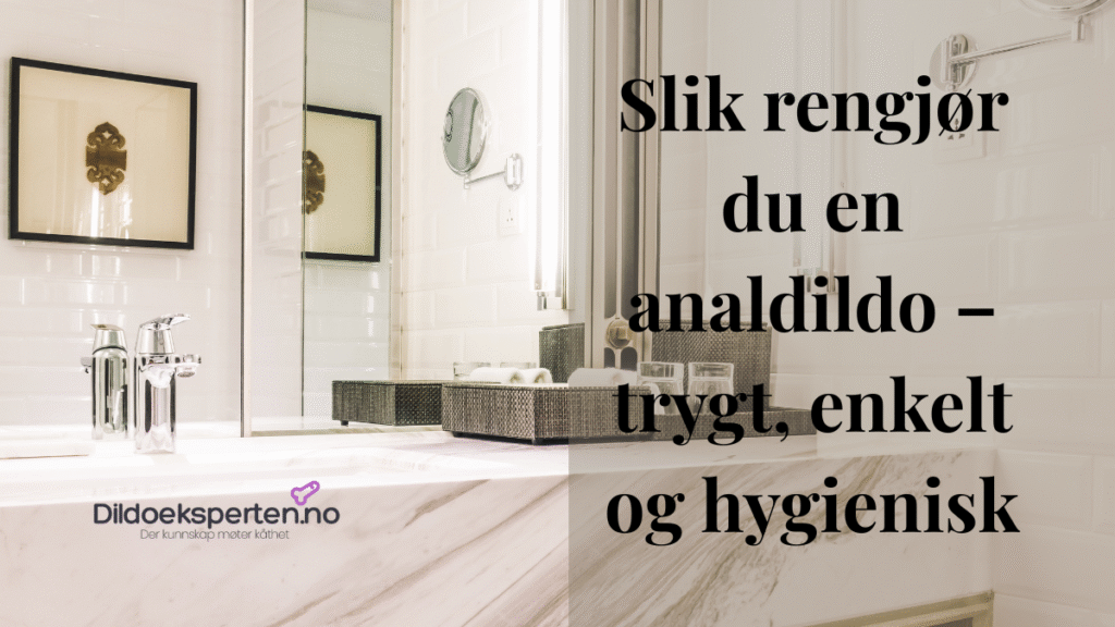 Baderom med speil og vask, med teksten "Slik rengjør du en analdildo – trygt, enkelt og hygienisk" skrevet over bildet. Logoen til Dildoeksperten.no vises nederst.