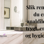Baderom med speil og vask, med teksten "Slik rengjør du en analdildo – trygt, enkelt og hygienisk" skrevet over bildet. Logoen til Dildoeksperten.no vises nederst.