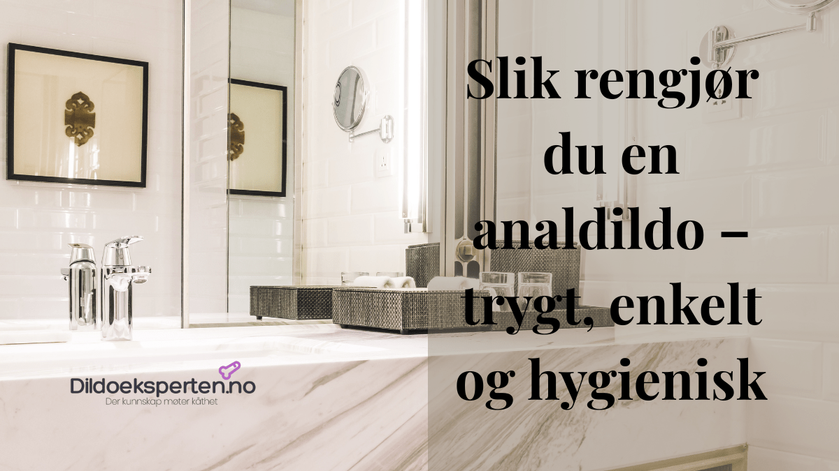 Baderom med speil og vask, med teksten "Slik rengjør du en analdildo – trygt, enkelt og hygienisk" skrevet over bildet. Logoen til Dildoeksperten.no vises nederst.