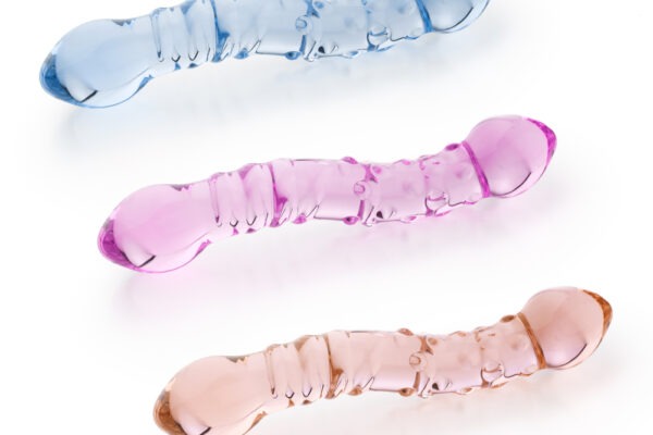 Tre Glassdldoer i blå, rosa og fersken farge for stimulering av G-punktet.