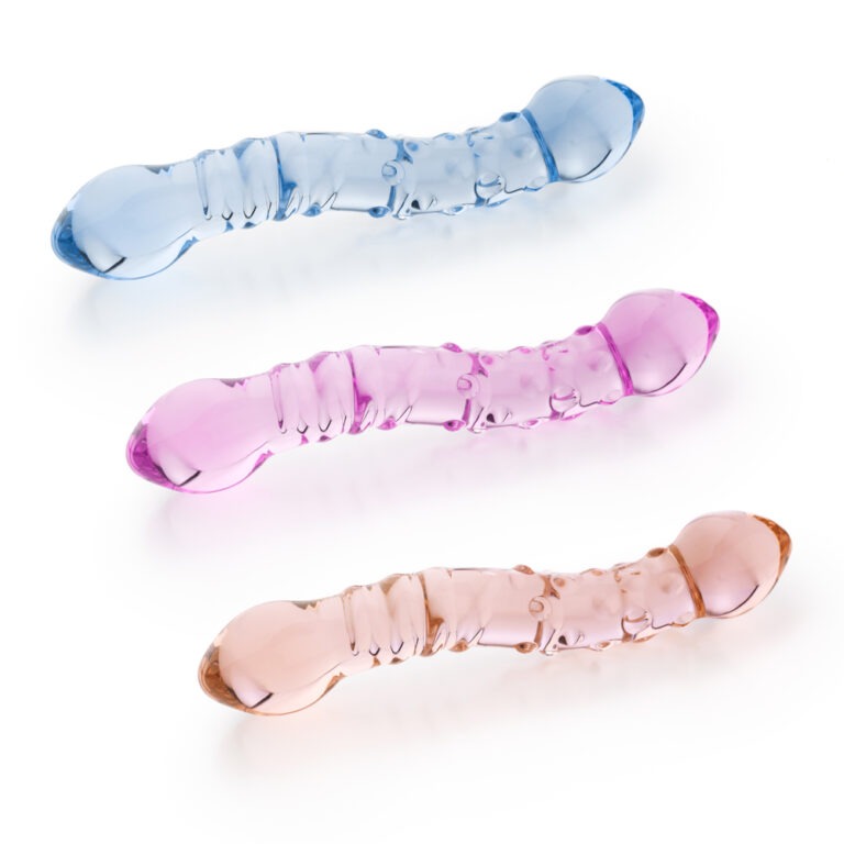 Tre Glassdldoer i blå, rosa og fersken farge for stimulering av G-punktet.